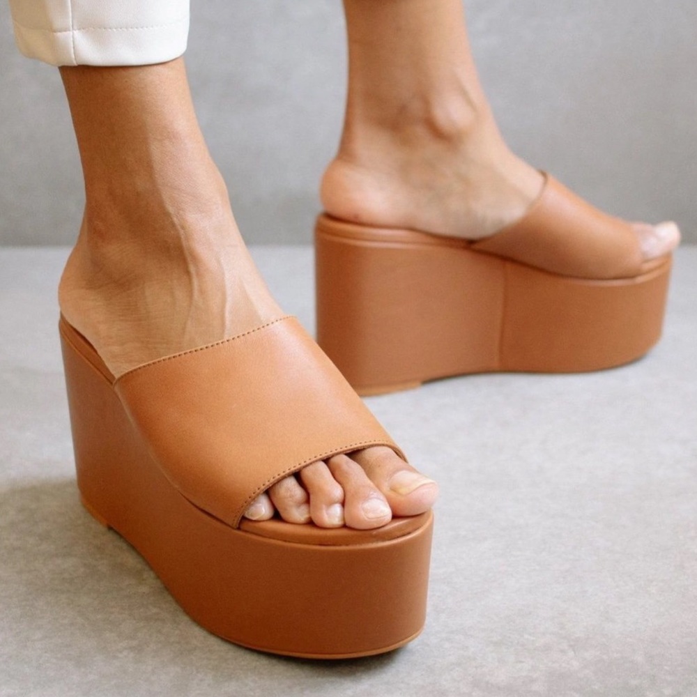 Brand new Alohas chunk tan platform sandals!